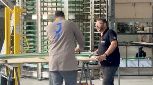 Profissionais da JMEX trabalhando em um projeto de câmara fria